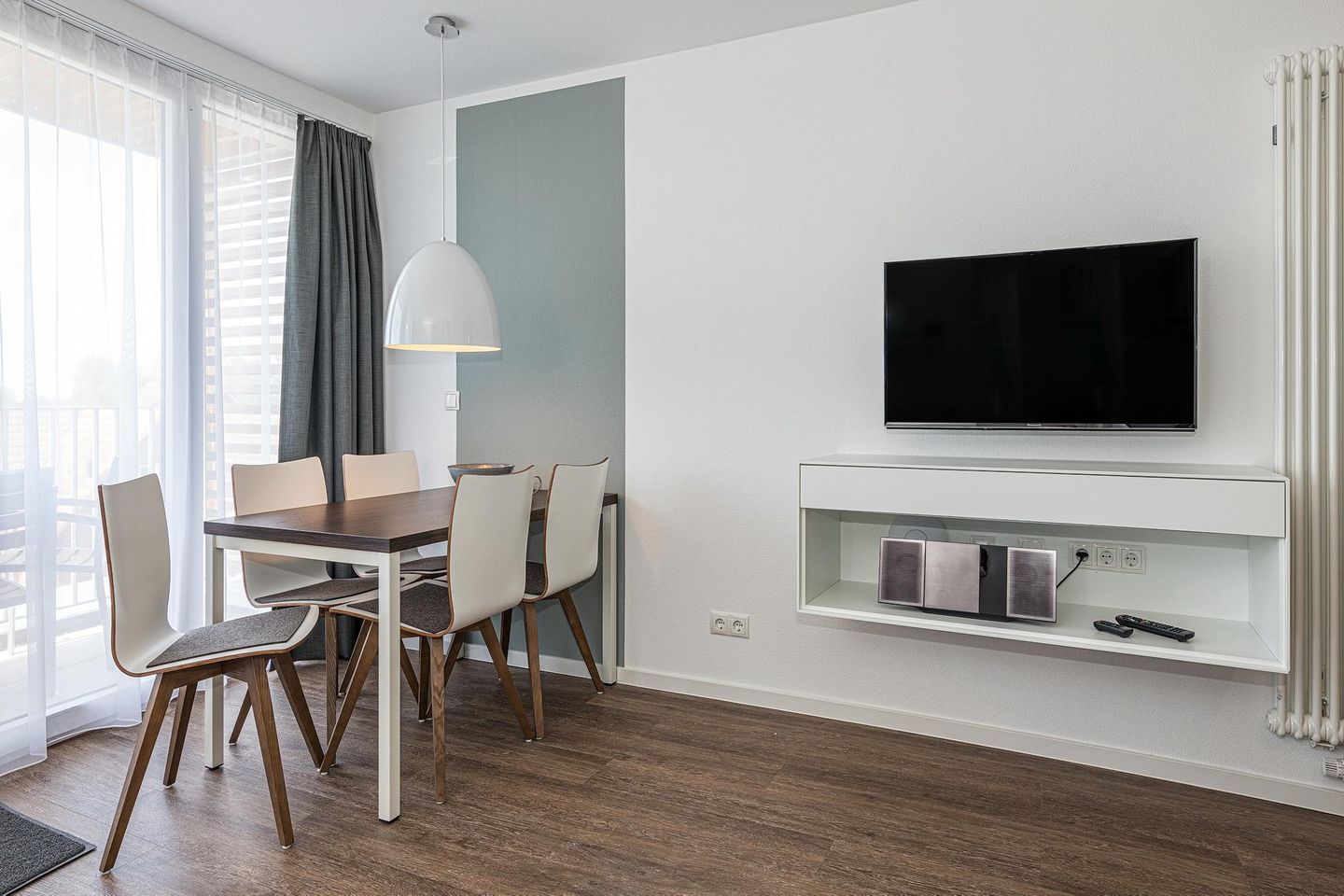 Deichhäuser Anna Küste Deichhäuser Anna Küste 8-33 Bensersiel - Wohn-Essbereich mit Couch