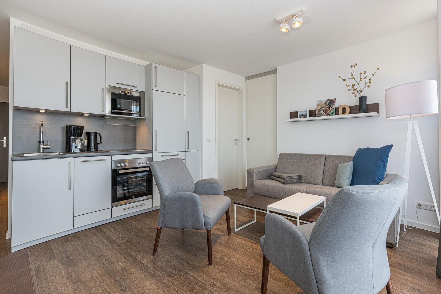 Deichhäuser Anna Küste Deichhäuser Anna Küste 8-33 Bensersiel - Wohn-Essbereich mit Küchenzeile und Esstisch