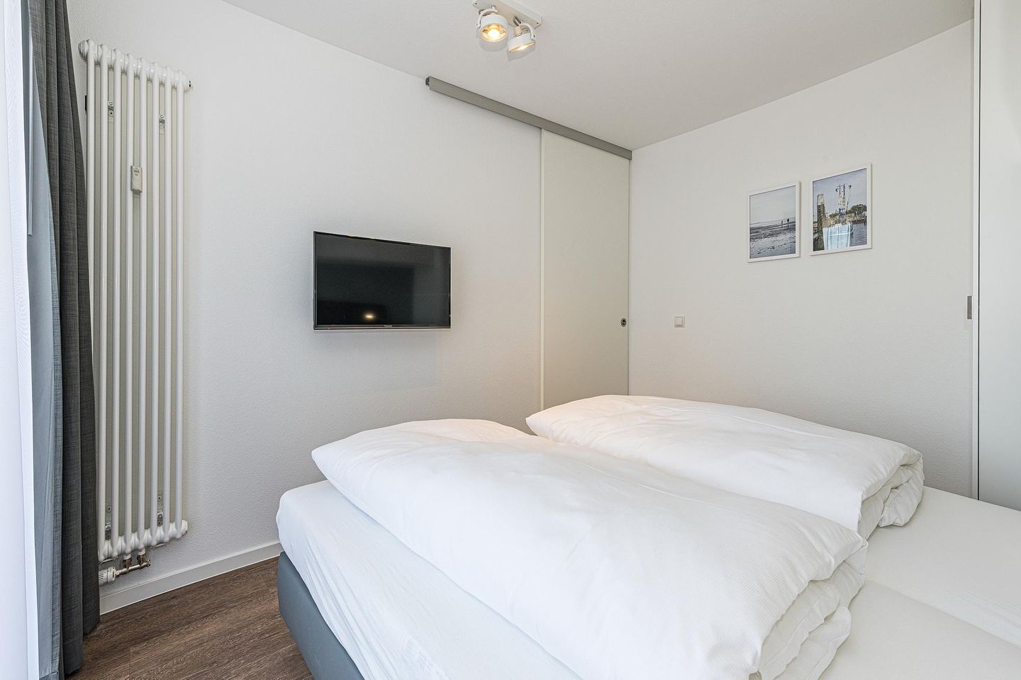 Deichhäuser Anna Küste Deichhäuser Anna Küste 8-33 Bensersiel - Schlafzimmer mit Doppelbett