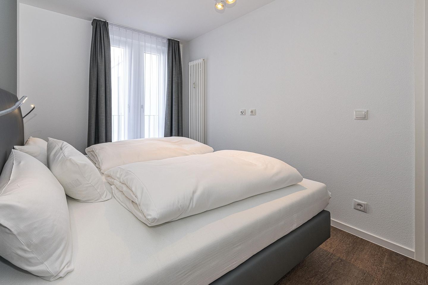 Deichhäuser Anna Küste Deichhäuser Anna Küste 8-33 Bensersiel - Schlafzimmer mit Doppelbett