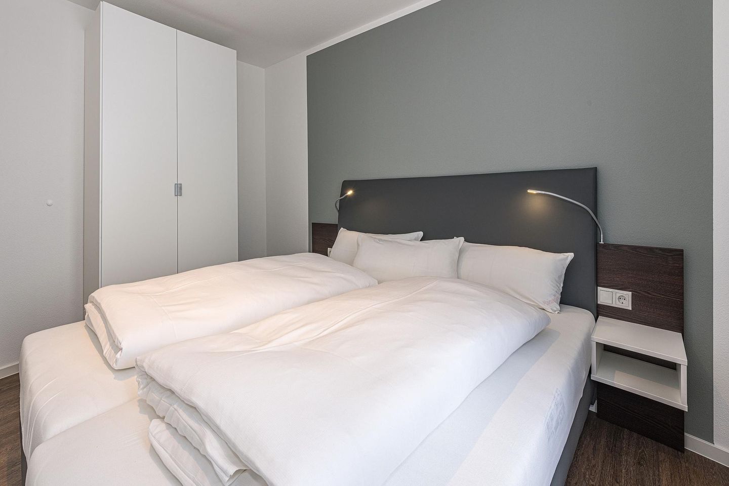 Deichhäuser Anna Küste Deichhäuser Anna Küste 8-33 Bensersiel - Schlafzimmer mit Doppelbett