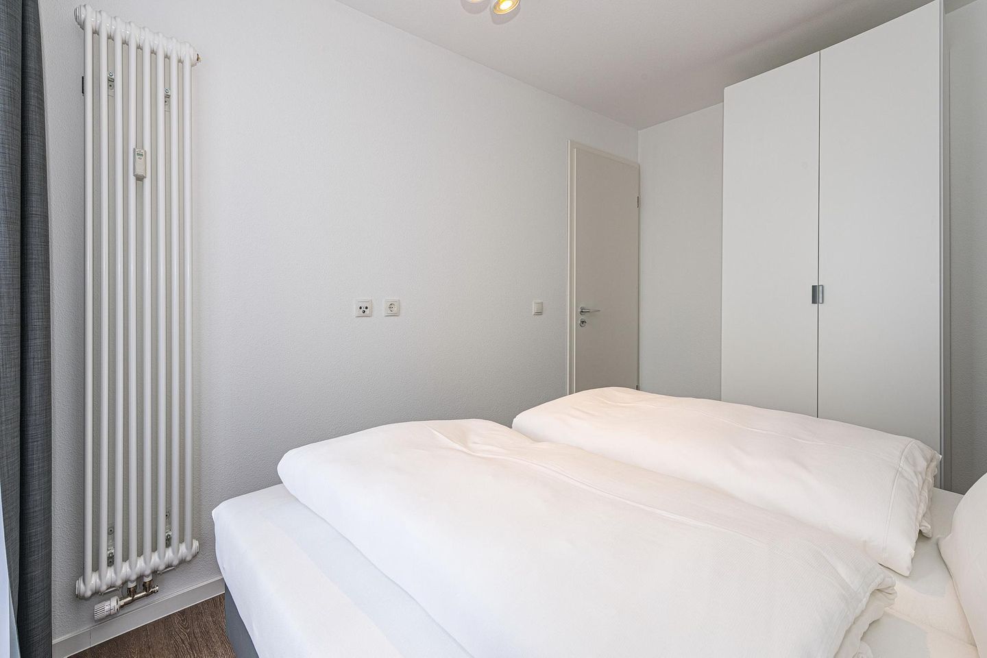 Deichhäuser Anna Küste Deichhäuser Anna Küste 8-33 Bensersiel - Schlafzimmer mit Doppelbett