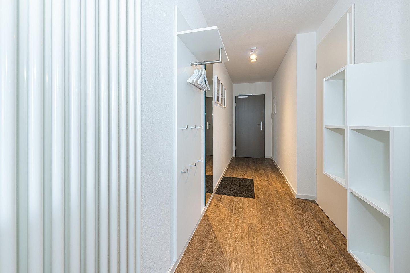 Deichhäuser Anna Küste Deichhäuser Anna Küste 8-33 Bensersiel - Flur mit Garderobe