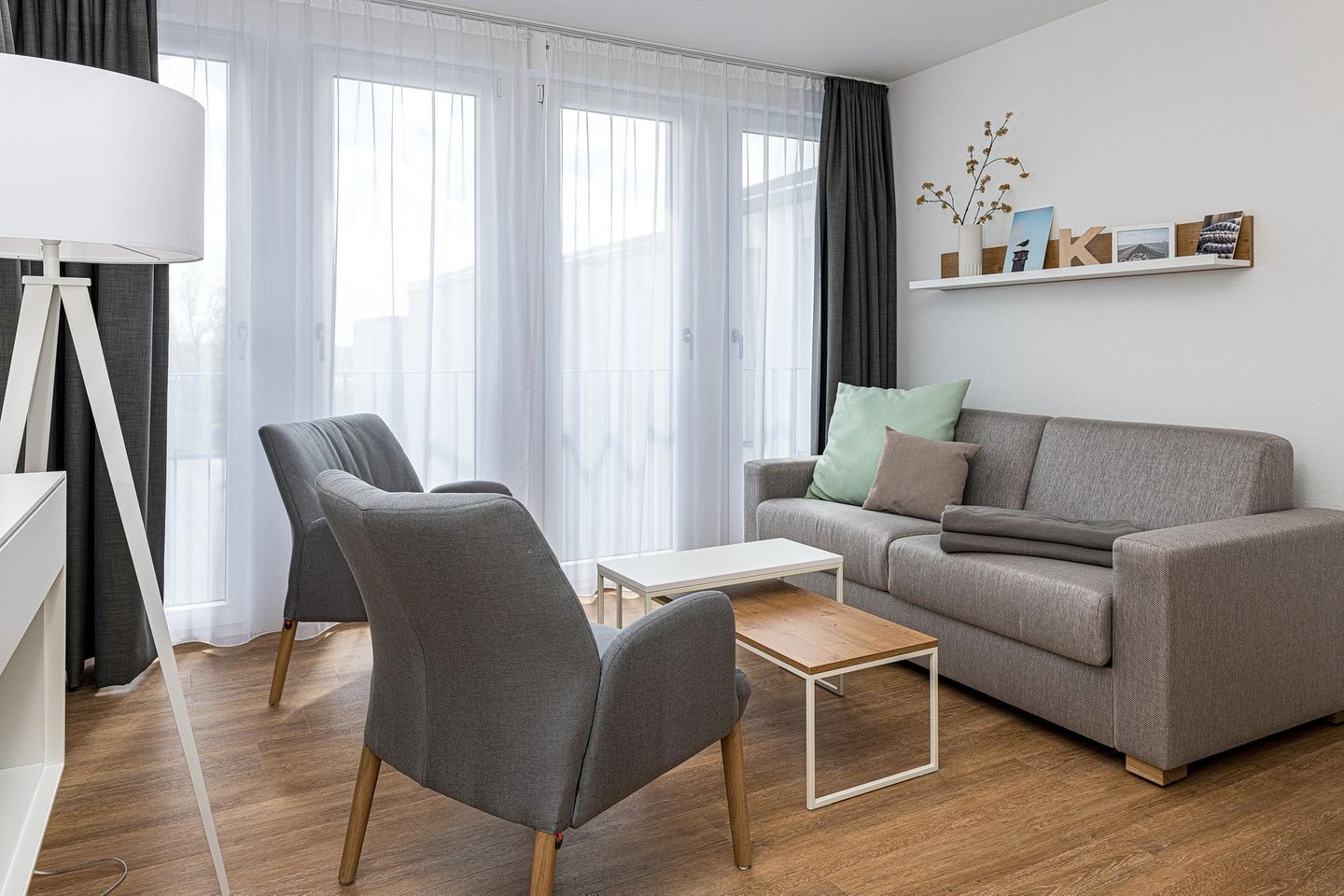 Deichhäuser Anna Küste Deichhäuser Anna Küste 8-34 Bensersiel - Wohn-Essbereich mit Couch