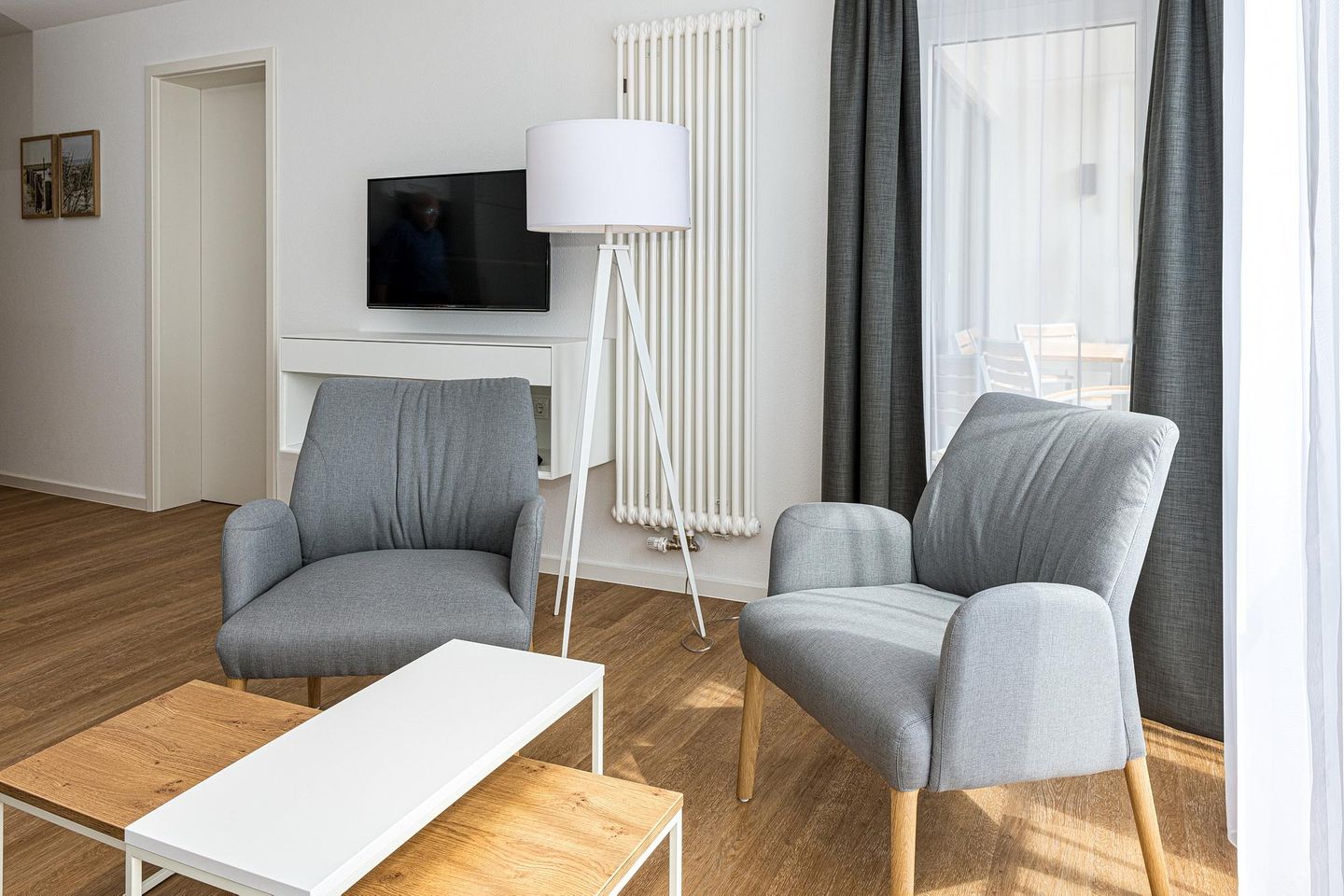 Deichhäuser Anna Küste Deichhäuser Anna Küste 8-34 Bensersiel - Wohn-Essbereich mit Couch und Flatscreen-TV