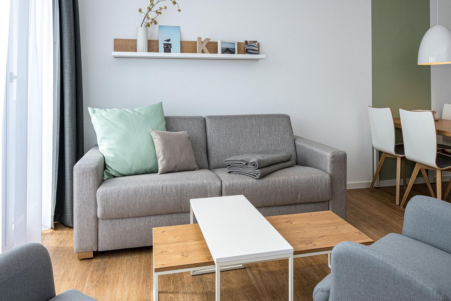 Deichhäuser Anna Küste Deichhäuser Anna Küste 8-34 Bensersiel - Wohn-Essbereich mit Couch