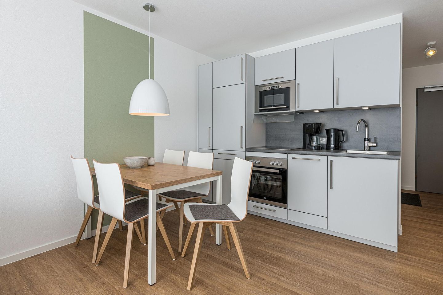 Deichhäuser Anna Küste Deichhäuser Anna Küste 8-34 Bensersiel - Wohn-Essbereich mit Küchenzeile und Esstisch