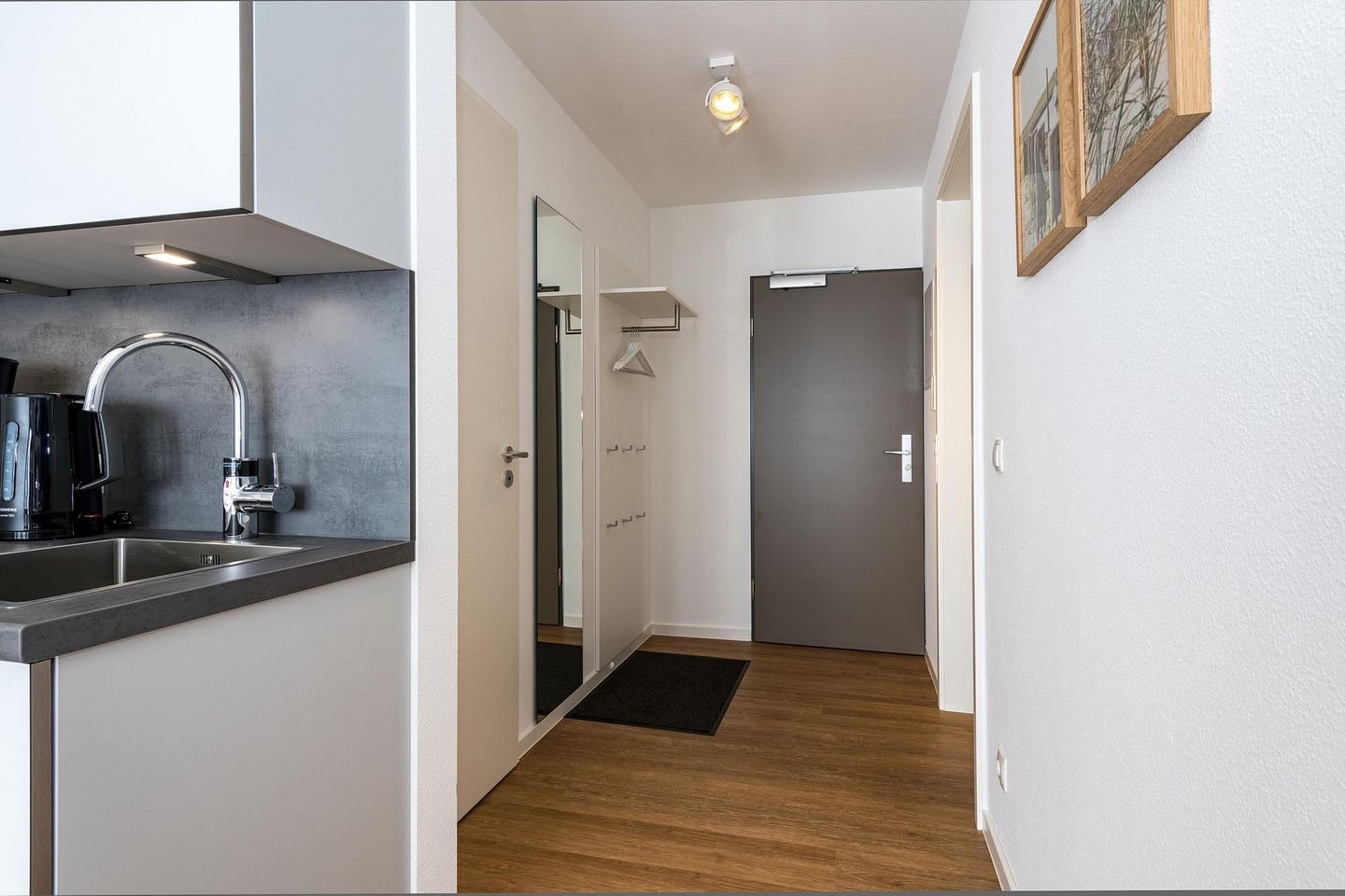 Deichhäuser Anna Küste Deichhäuser Anna Küste 8-34 Bensersiel - Flur mit Garderobe