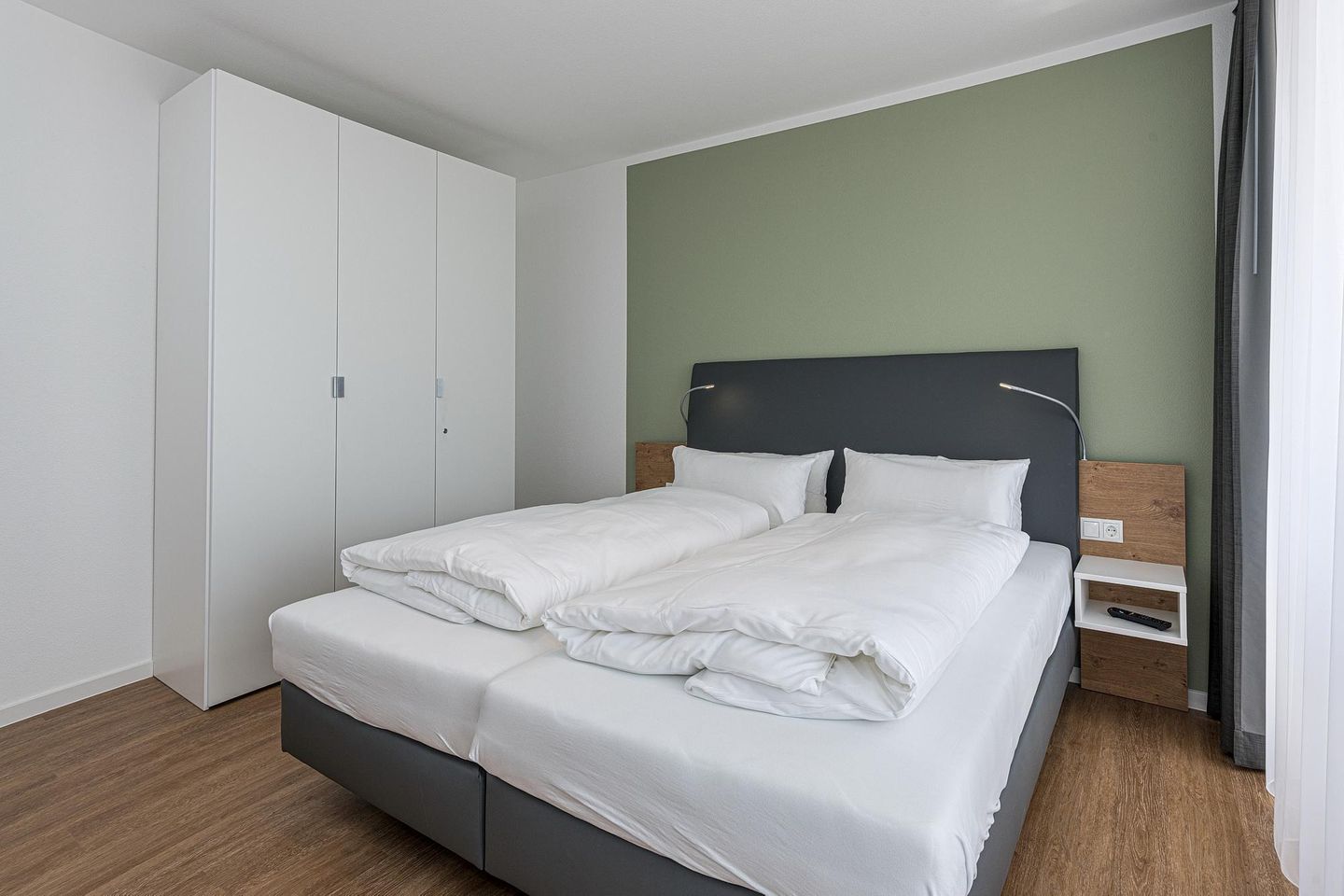 Deichhäuser Anna Küste Deichhäuser Anna Küste 8-34 Bensersiel - Schlafzimmer mit Doppelbett