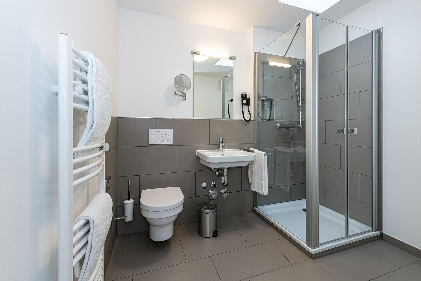 Deichhäuser Anna Küste Deichhäuser Anna Küste 8-34 Bensersiel - Badezimmer mit Dusche