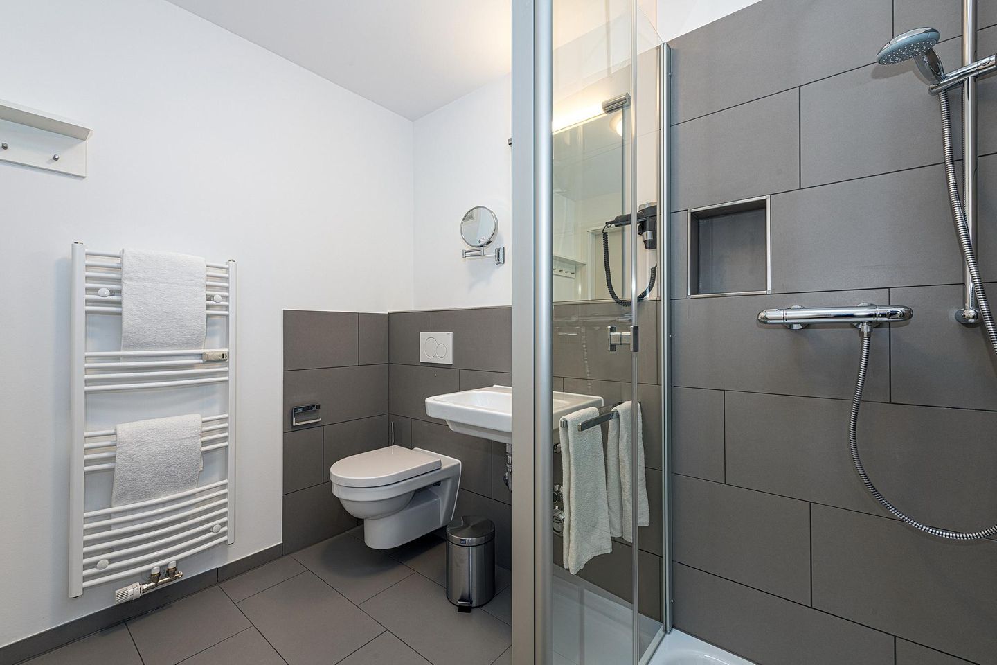 Deichhäuser Anna Küste Deichhäuser Anna Küste 8-34 Bensersiel - Badezimmer mit Dusche