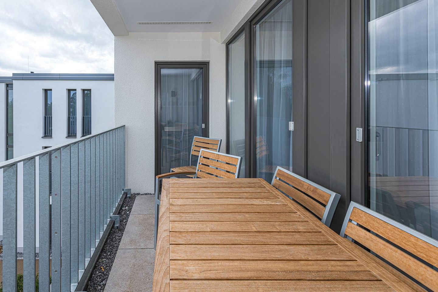 Deichhäuser Anna Küste Deichhäuser Anna Küste 8-34 Bensersiel - Balkon mit Gartenmöbeln