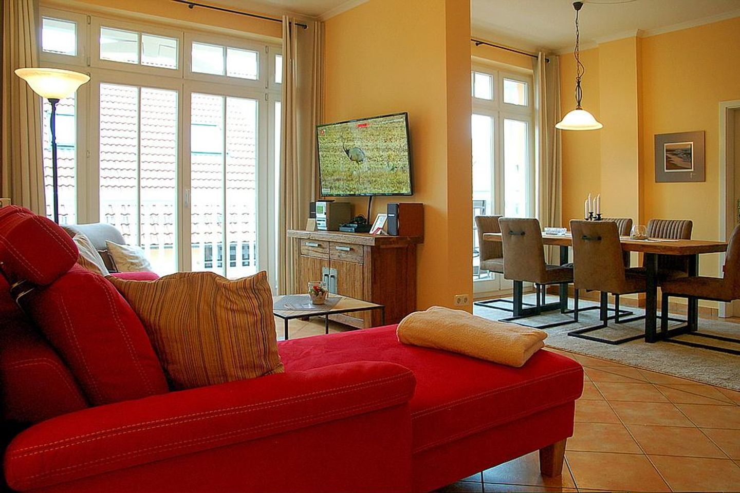 Dünenschloss Dünenschloss 1-21 Kühlungsborn - Wohn-Essbereich mit Couch