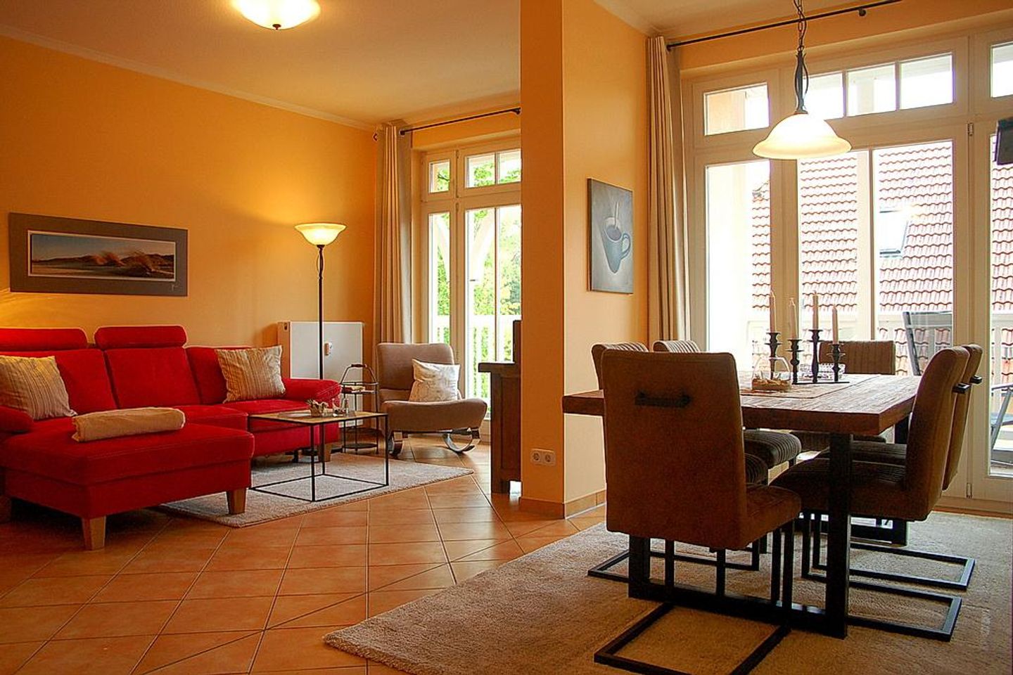 Dünenschloss Dünenschloss 1-21 Kühlungsborn - Wohn-Essbereich mit Couch und Esstisch