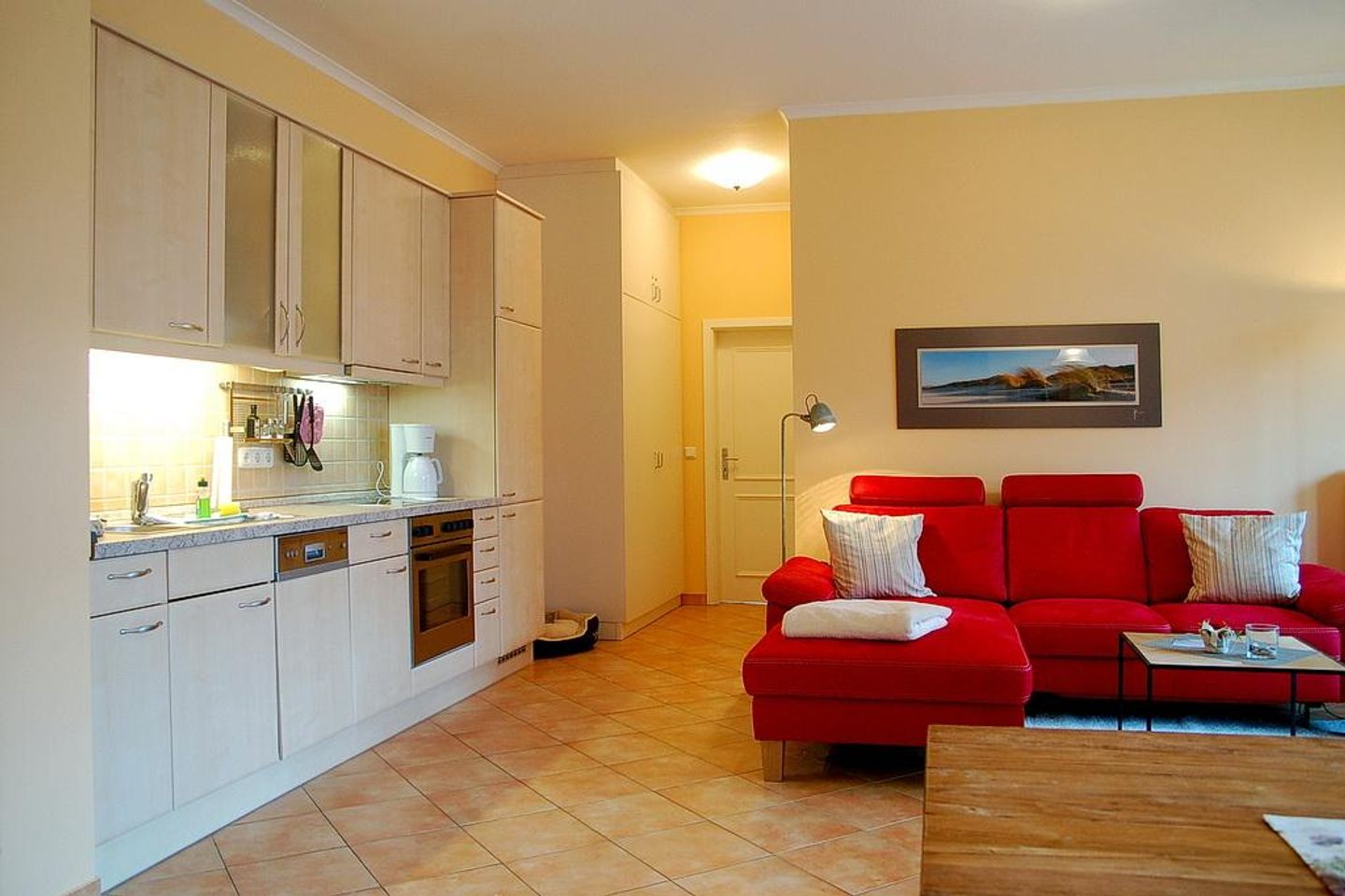 Dünenschloss Dünenschloss 1-21 Kühlungsborn - Wohn-Essbereich mit Couch und Küchenzeile