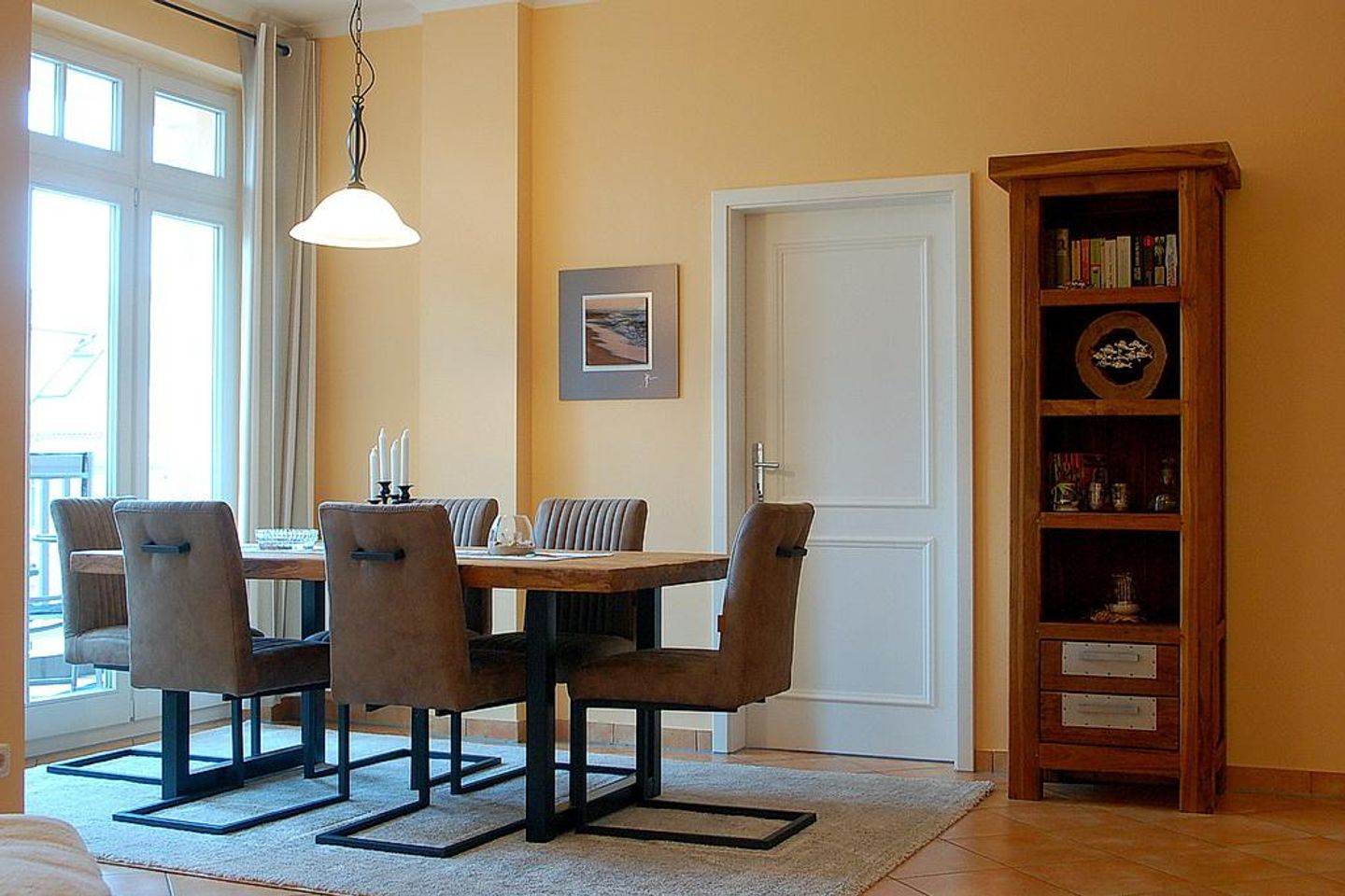 Dünenschloss Dünenschloss 1-21 Kühlungsborn - Wohn-Essbereich mit Couch und Esstisch