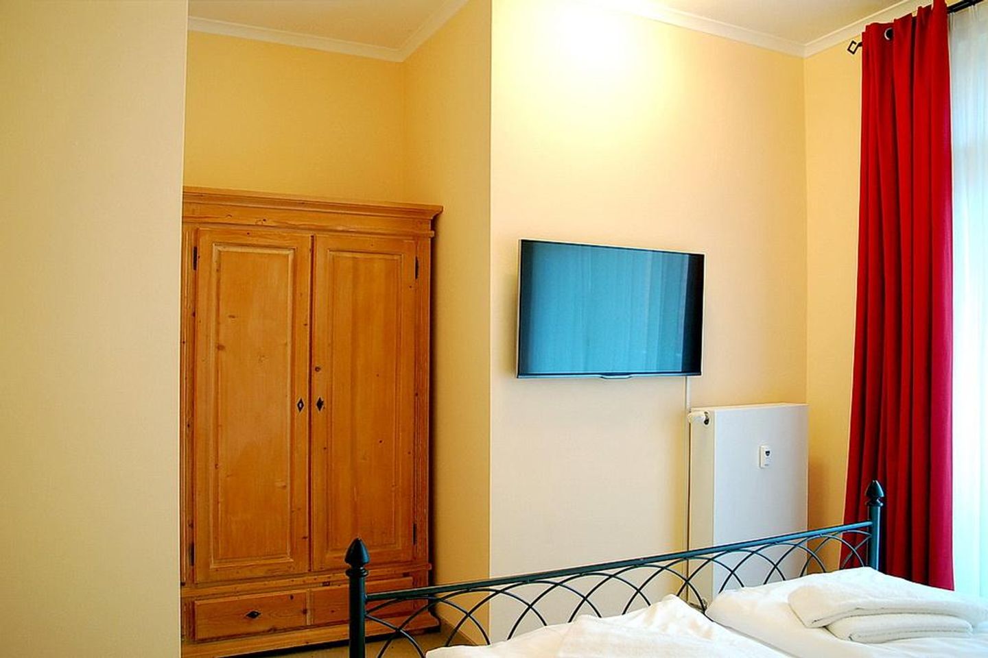 Dünenschloss Dünenschloss 1-21 Kühlungsborn - Schlafzimmer mit Doppelbett und Kleiderschrank