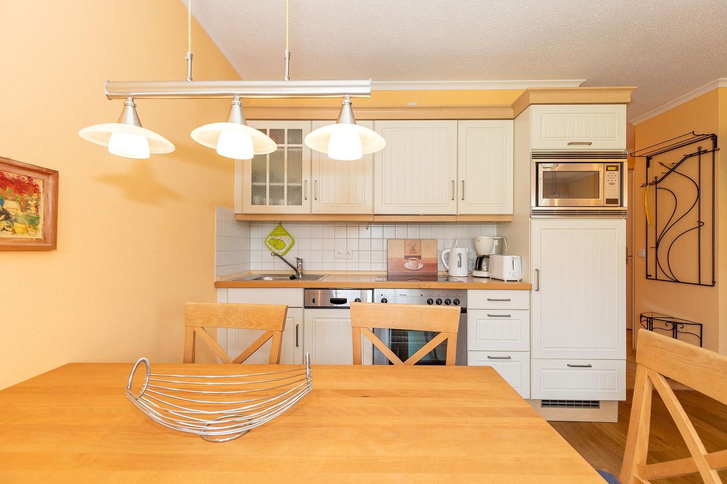 Apartmenthaus Atlantik Apartmenthaus Atlantik 205 Kühlungsborn - Küchenzeile mit Esstisch und Sitzgelegenheit