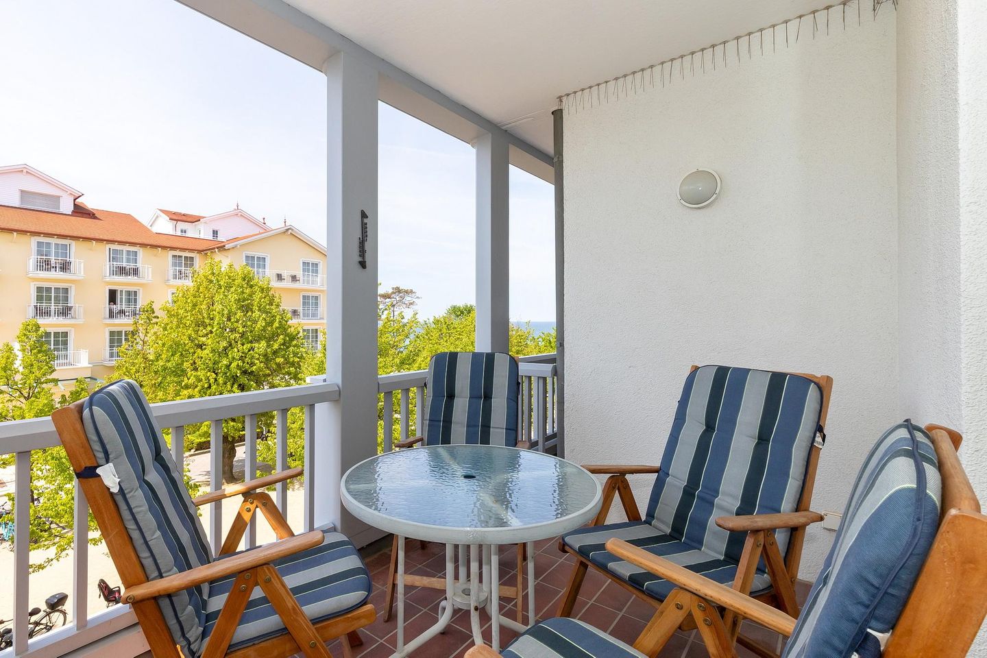 Apartmenthaus Atlantik Apartmenthaus Atlantik 205 Kühlungsborn - Balkon mit Gartenmöbeln