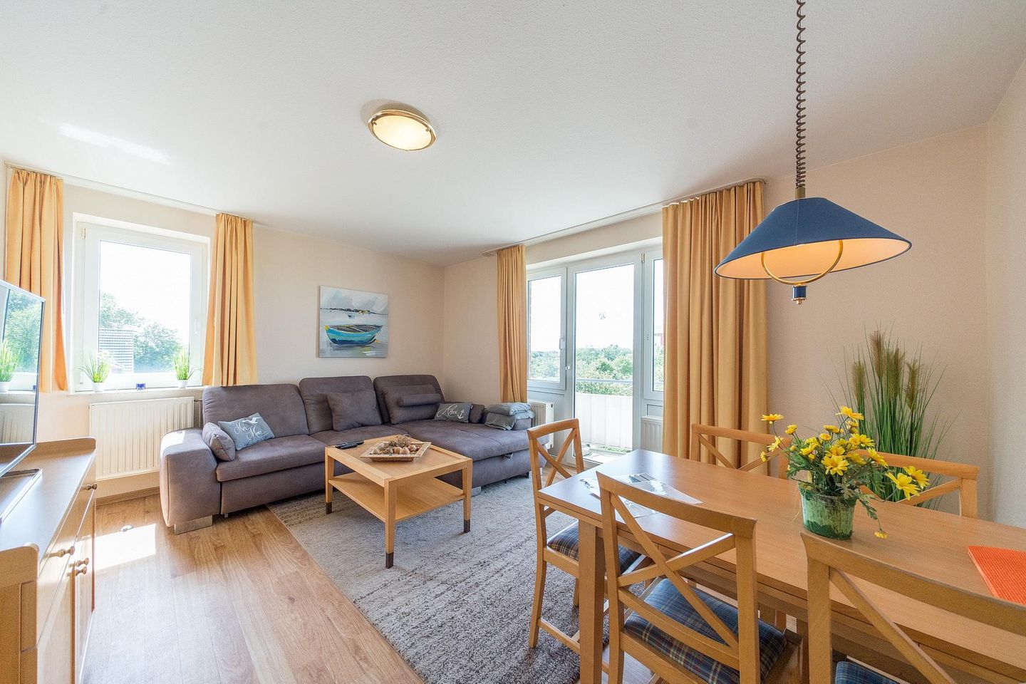 Hus Inselkieker Hus Inselkieker 221 Schillig - Wohnbereich mit Schlafsofa und Esstisch