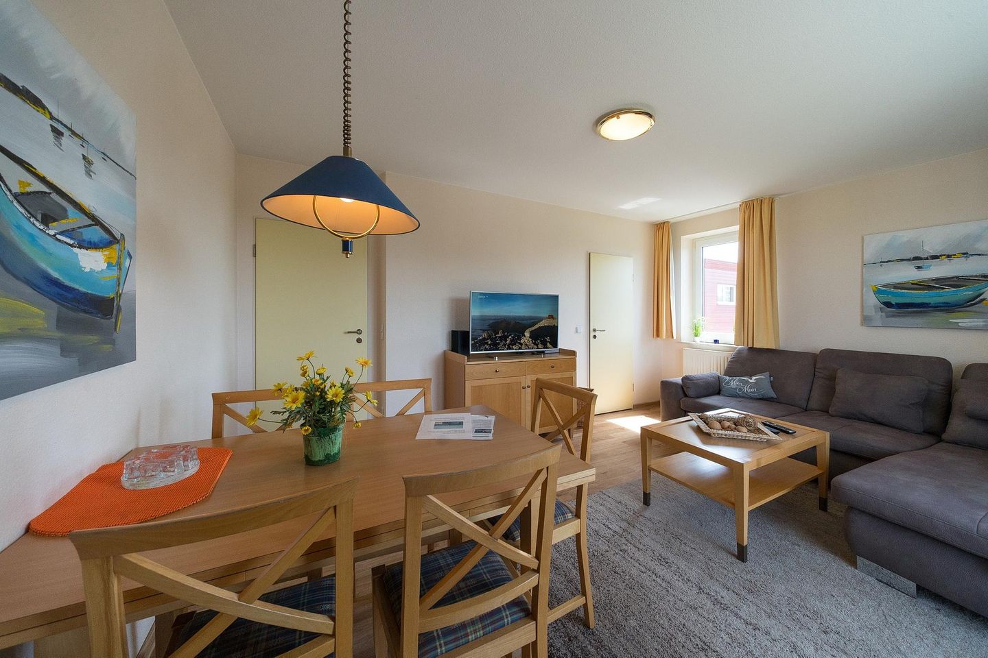 Hus Inselkieker Hus Inselkieker 221 Schillig - Wohnbereich mit Esstisch und TV