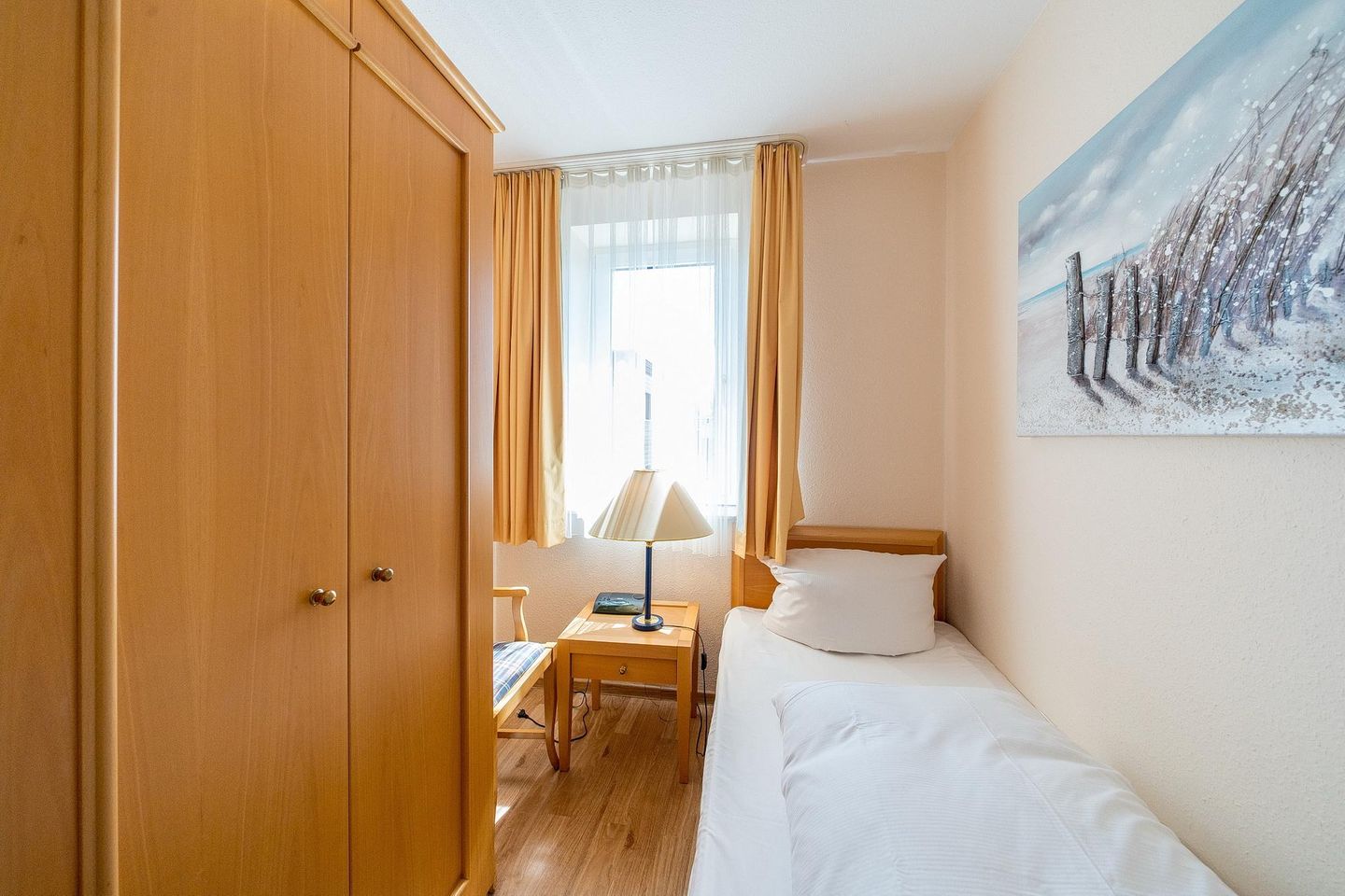 Hus Inselkieker Hus Inselkieker 221 Schillig - Schlafzimmer mit Kleiderschrank