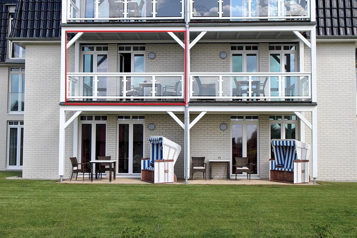 Resort Deichgraf Resort Deichgraf 27-07 Wremen - Balkon mit Gartenmöbeln