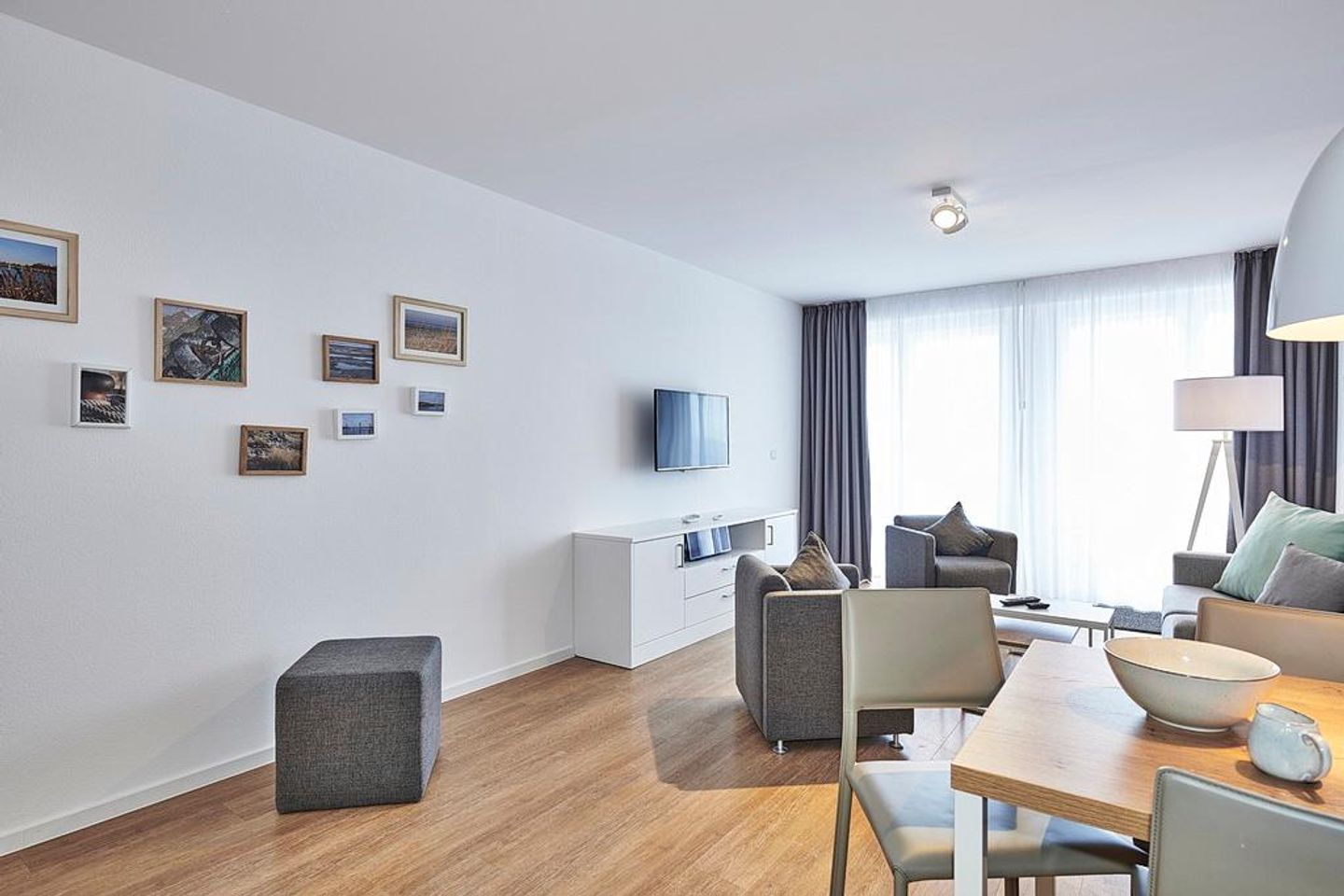 Deichhäuser Anna Küste Deichhäuser Anna Küste 4-30 Bensersiel - Wohnbereich mit Flatscreen-TV