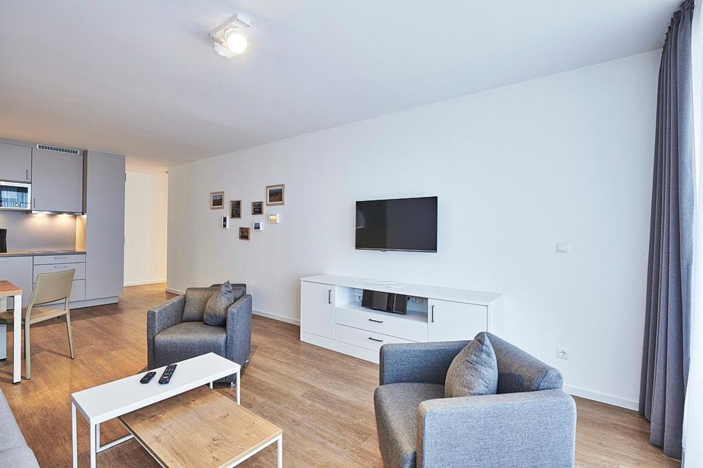 Deichhäuser Anna Küste Deichhäuser Anna Küste 4-30 Bensersiel - Wohnbereich mit Sitzgelegenheit und Flatscreen TV