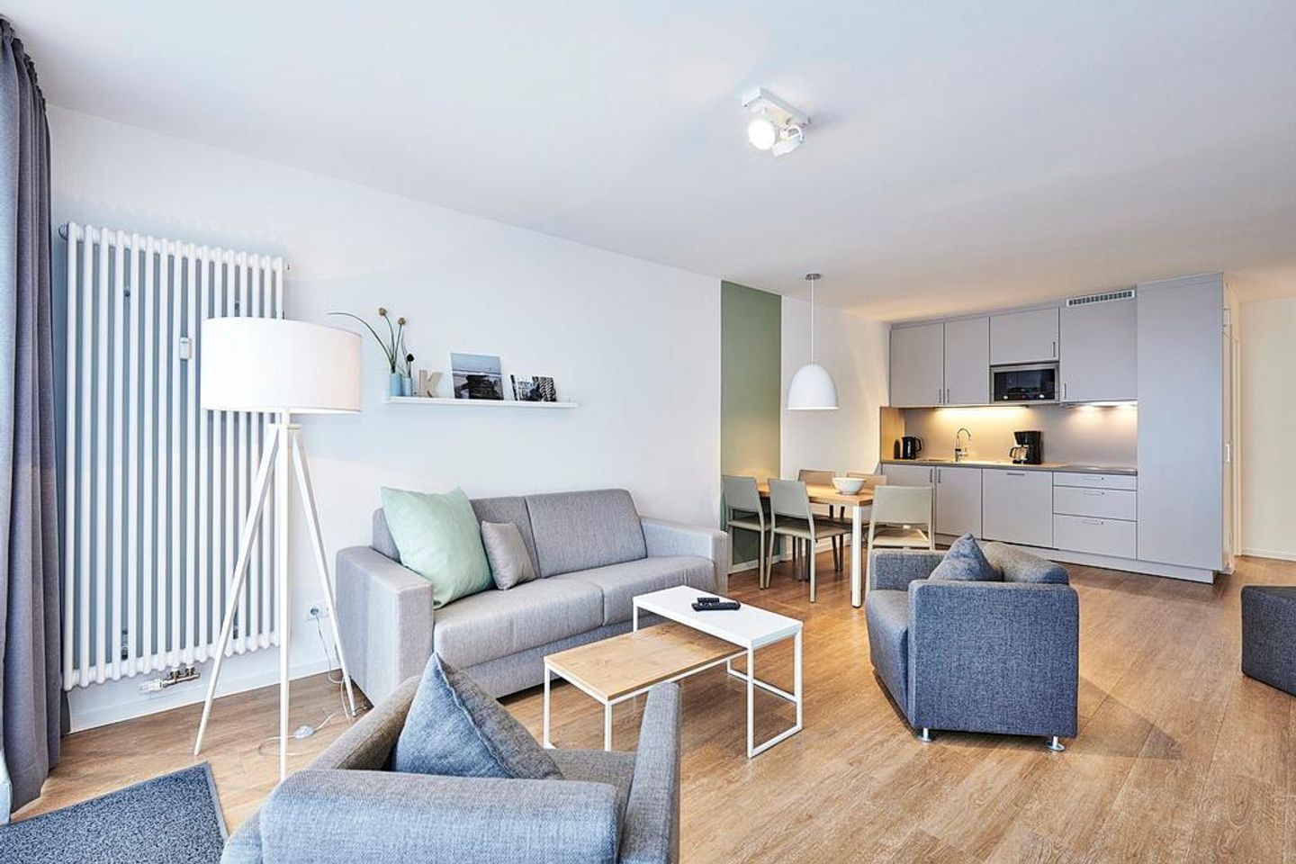 Deichhäuser Anna Küste Deichhäuser Anna Küste 4-30 Bensersiel - Wohnbereich mit Sofa, Sitzgelegenheit und Küchenzeile