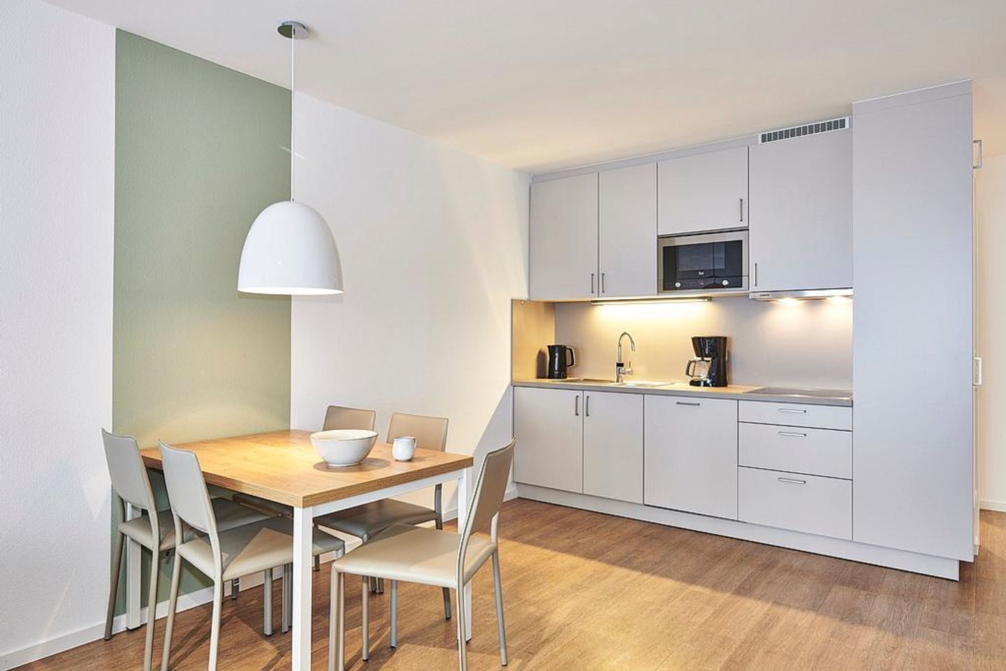 Deichhäuser Anna Küste Deichhäuser Anna Küste 4-30 Bensersiel - Küchenzeile mit Esstisch und Sitzgelegenheit