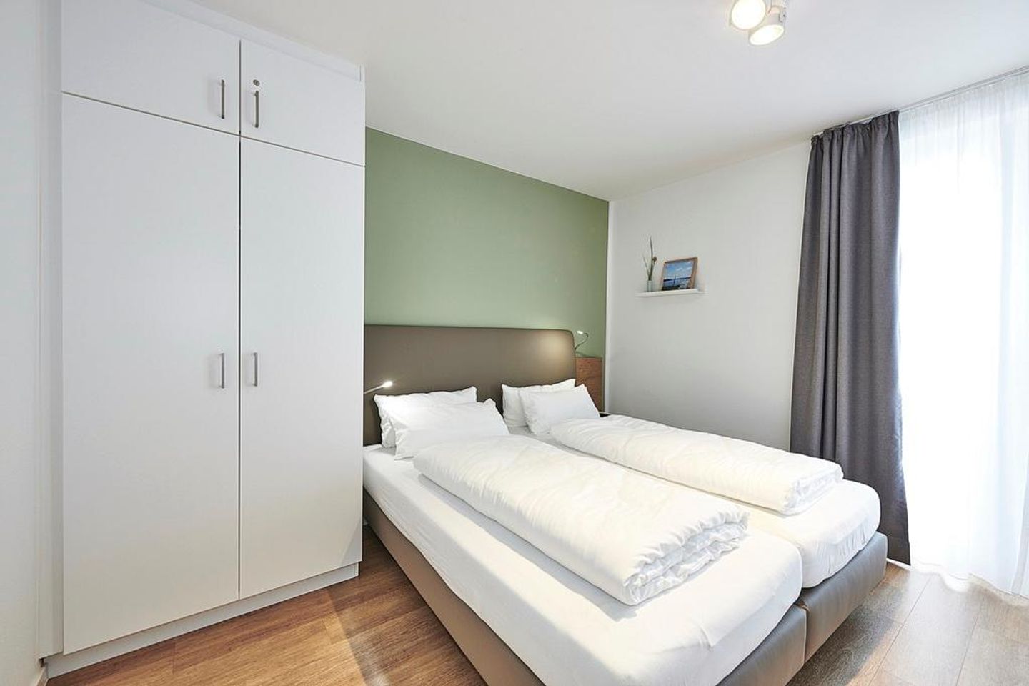 Deichhäuser Anna Küste Deichhäuser Anna Küste 4-30 Bensersiel - Schlafzimmer mit Doppelbett und Kleiderschrank