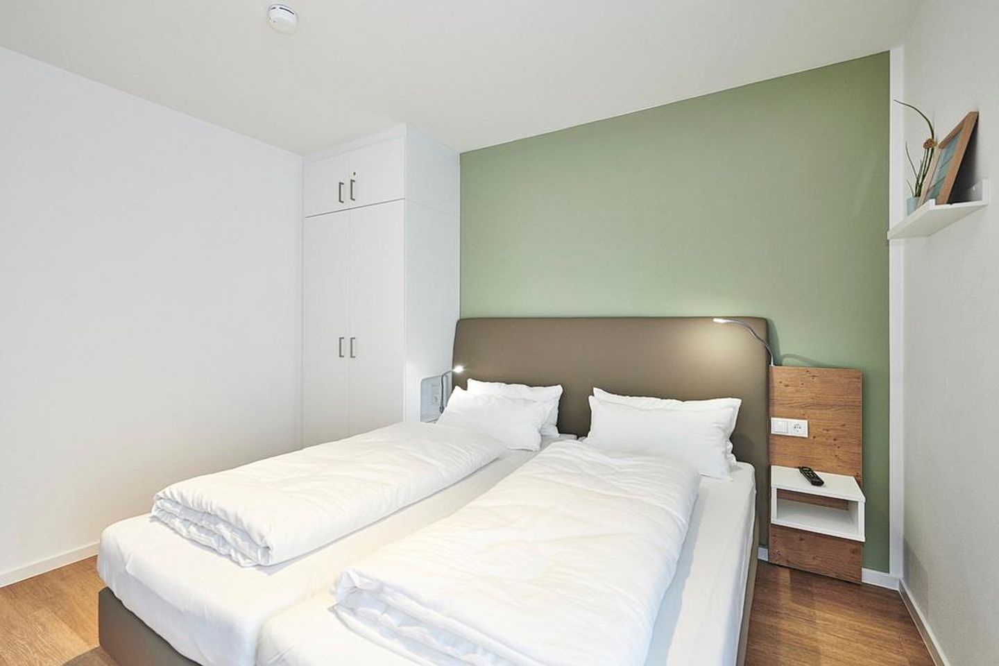 Deichhäuser Anna Küste Deichhäuser Anna Küste 4-30 Bensersiel - Schlafzimmer mit Doppelbett und Kleiderschrank