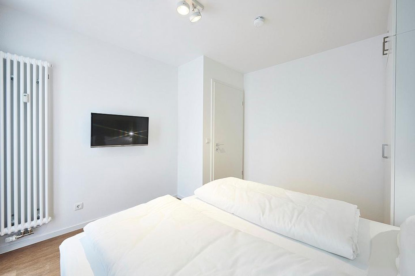 Deichhäuser Anna Küste Deichhäuser Anna Küste 4-30 Bensersiel - Schlafzimmer mit Doppelbett und Flatscreen TV