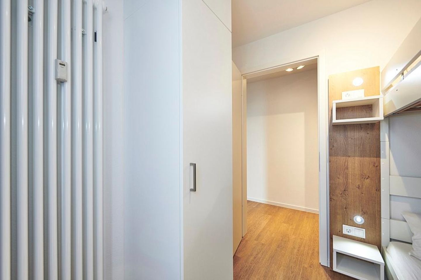 Deichhäuser Anna Küste Deichhäuser Anna Küste 4-30 Bensersiel - Schlafzimmer mit Etagenbett und Kleiderschrank