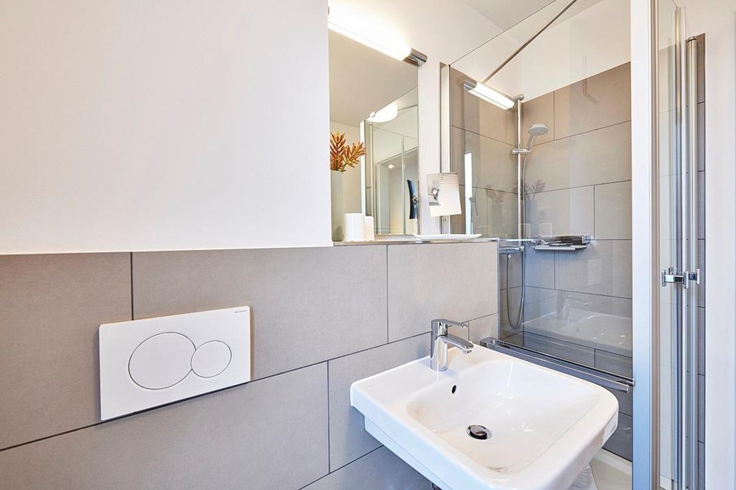 Deichhäuser Anna Küste Deichhäuser Anna Küste 4-30 Bensersiel - Badezimmer mit Dusche, WC, Waschtisch und Spiegel