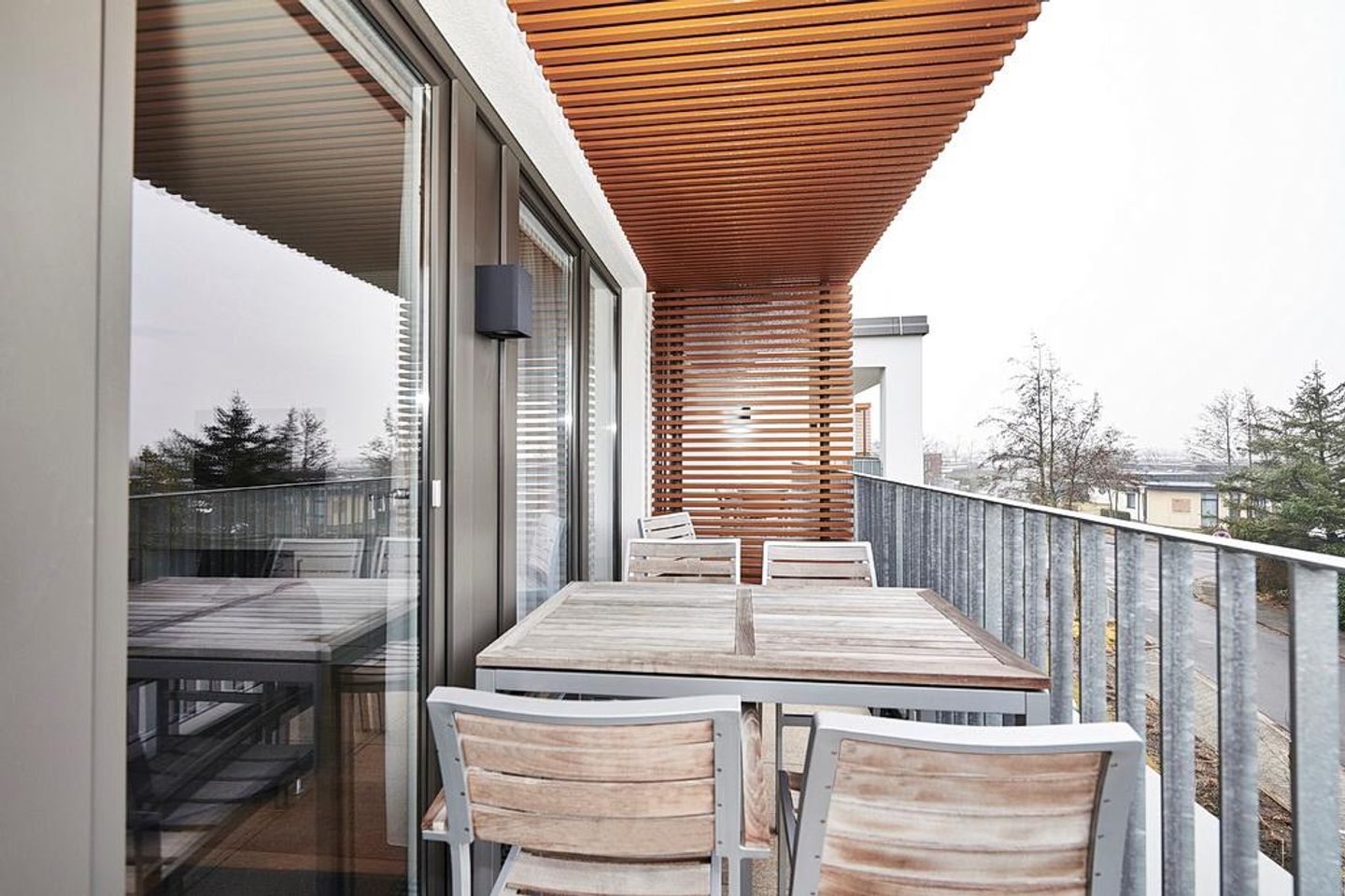 Deichhäuser Anna Küste Deichhäuser Anna Küste 4-30 Bensersiel - Überdachter Balkon mit Sitzgelegenheit