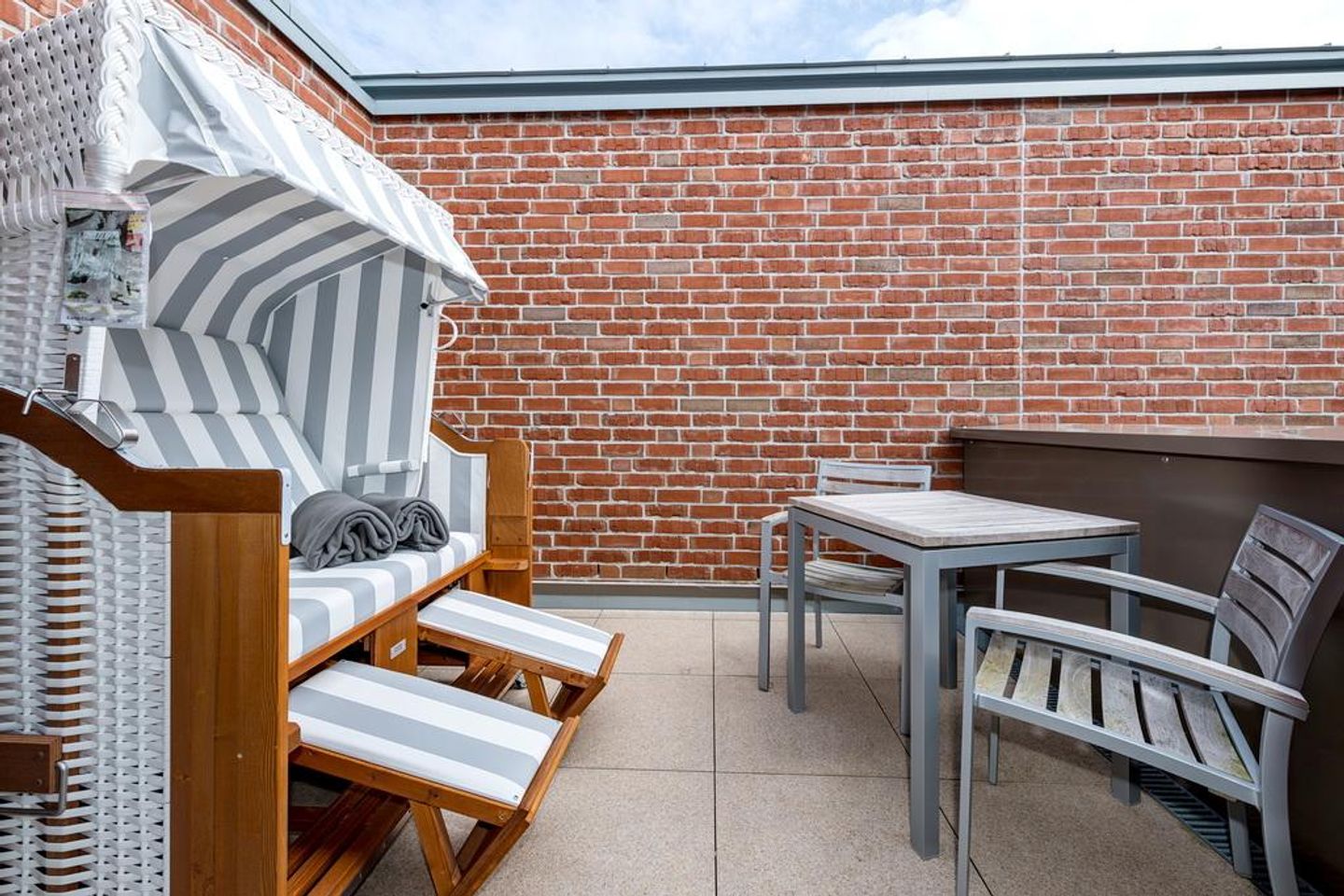 Apartmentvilla Anna See Apartmentvilla Anna See 3-01 Langeoog - Balkon mit Strandkorb und Gartenmöbeln