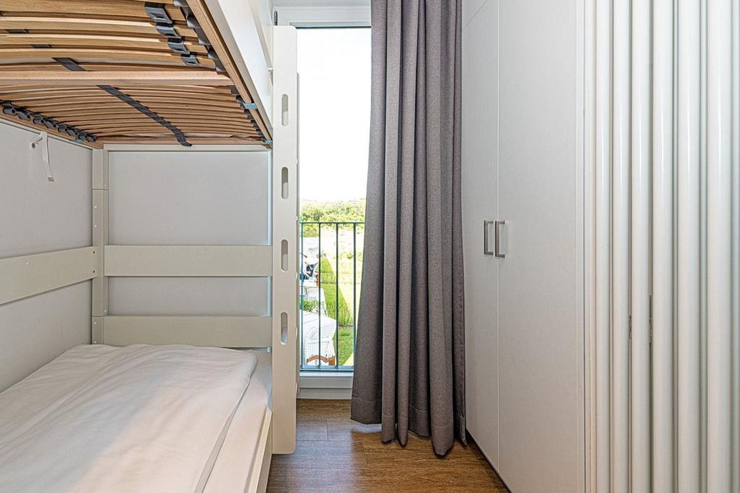 Apartmentvilla Anna See Apartmentvilla Anna See 2-13 Langeoog - Schlafzimmer mit Etagenbett und Kleiderschrank