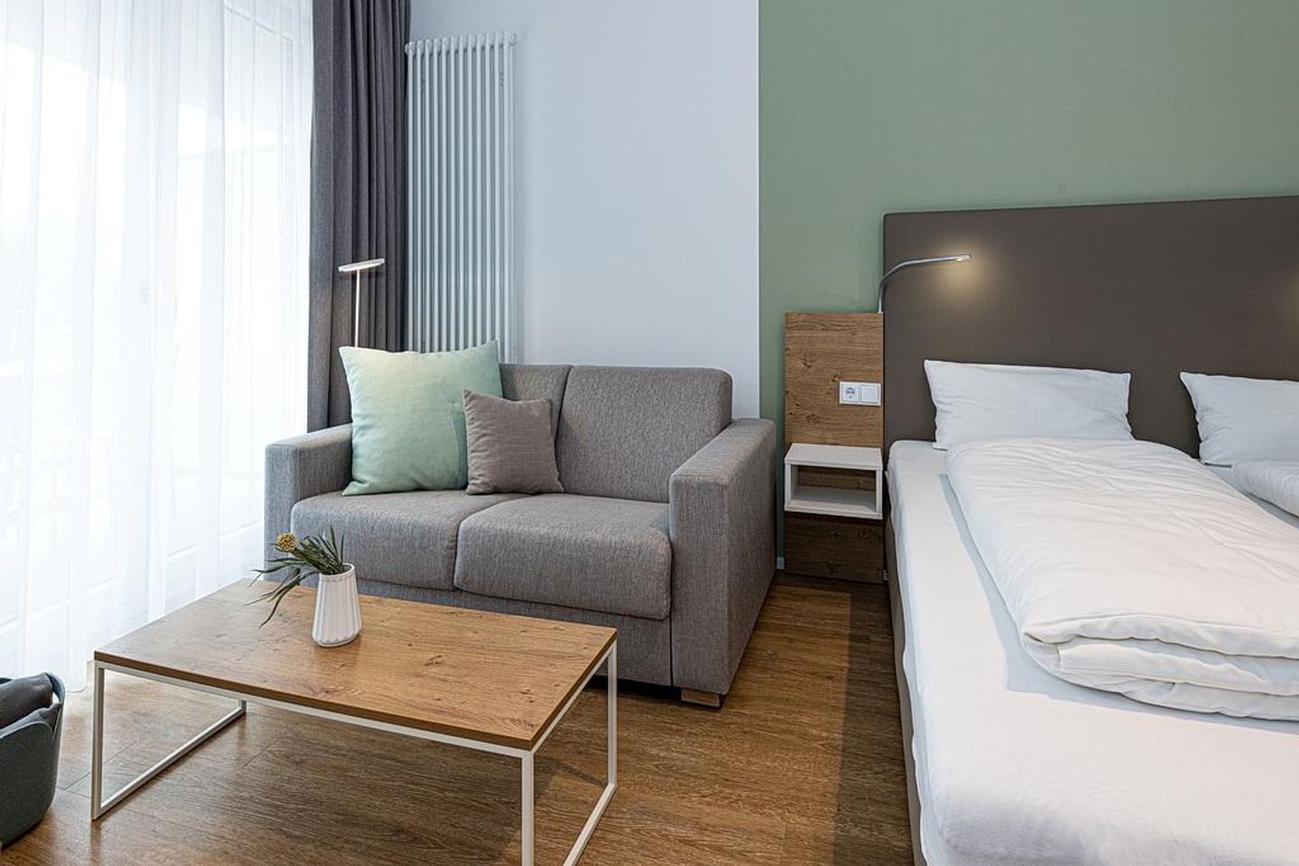 Apartmentvilla Anna See Apartmentvilla Anna See 3-03 Langeoog - Wohn-Schlafbereich mit Doppelbett und Schlafsofa