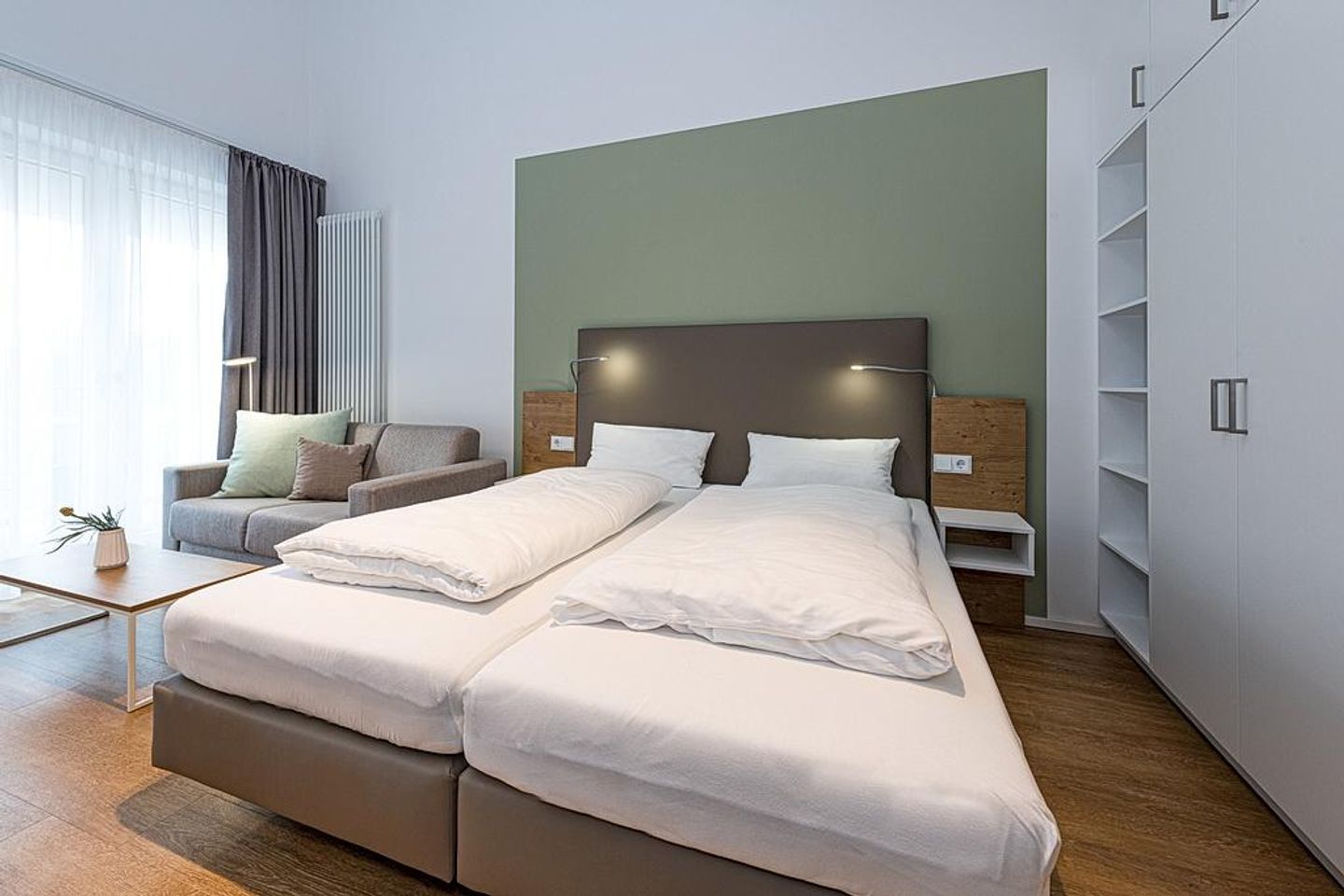 Apartmentvilla Anna See Apartmentvilla Anna See 3-03 Langeoog - Wohn-Schlafbereich mit Kleiderschrank