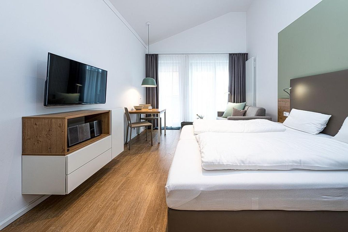 Apartmentvilla Anna See Apartmentvilla Anna See 3-03 Langeoog - Wohn-Schlafbereich mit Doppelbett und TV