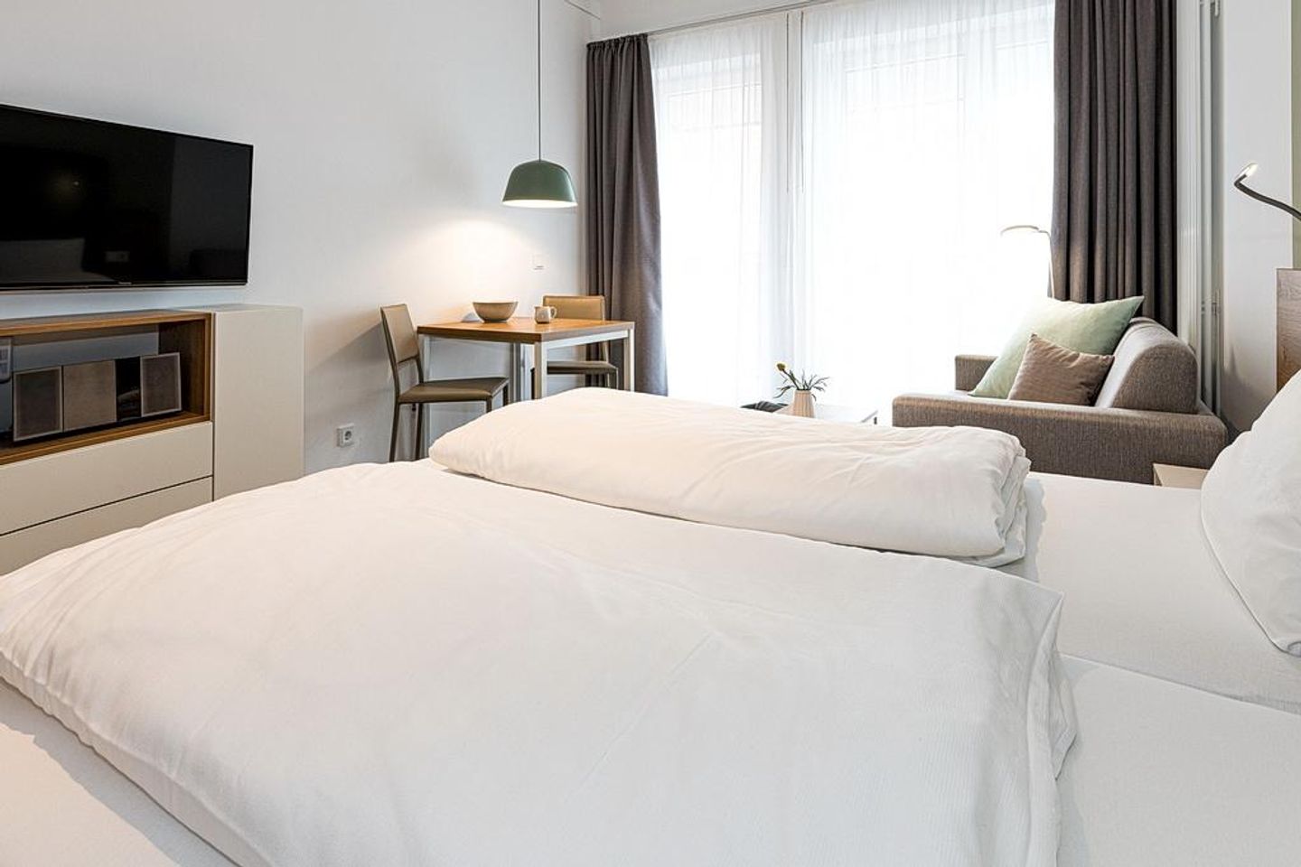 Apartmentvilla Anna See Apartmentvilla Anna See 3-03 Langeoog - Wohn-Schlafbereich mit Doppelbett, Esstisch, Schlafsofa und TV