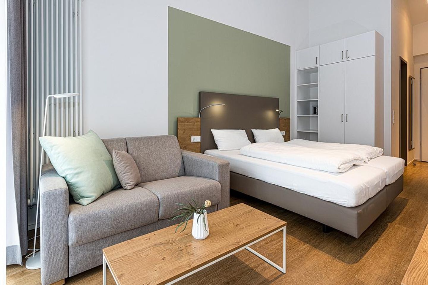 Apartmentvilla Anna See Apartmentvilla Anna See 3-03 Langeoog - Wohn-Schlafbereich mit Doppelbett, Schlafsofa und Kleiderschrank