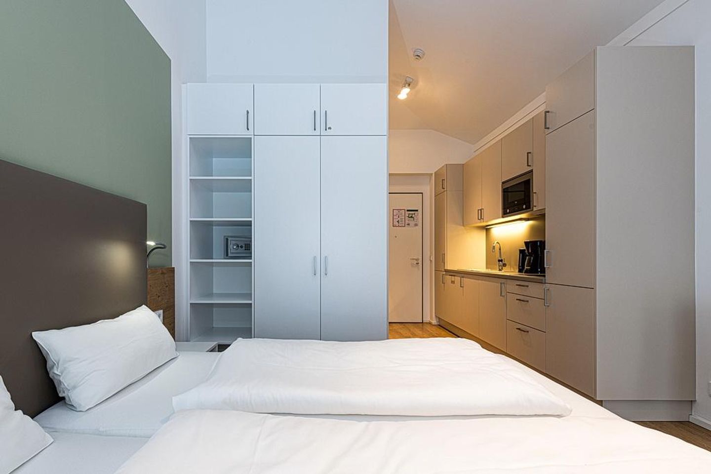 Apartmentvilla Anna See Apartmentvilla Anna See 3-03 Langeoog - Wohn-Schlafbereich mit Küchenzeile und Kleiderschrank