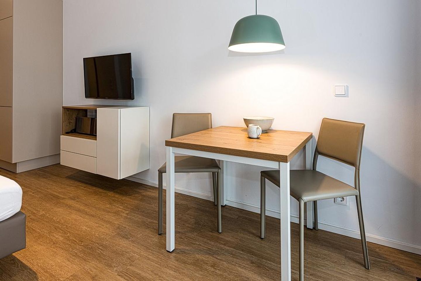 Apartmentvilla Anna See Apartmentvilla Anna See 3-03 Langeoog - Wohn-Schlafbereich mit Esstisch und TV