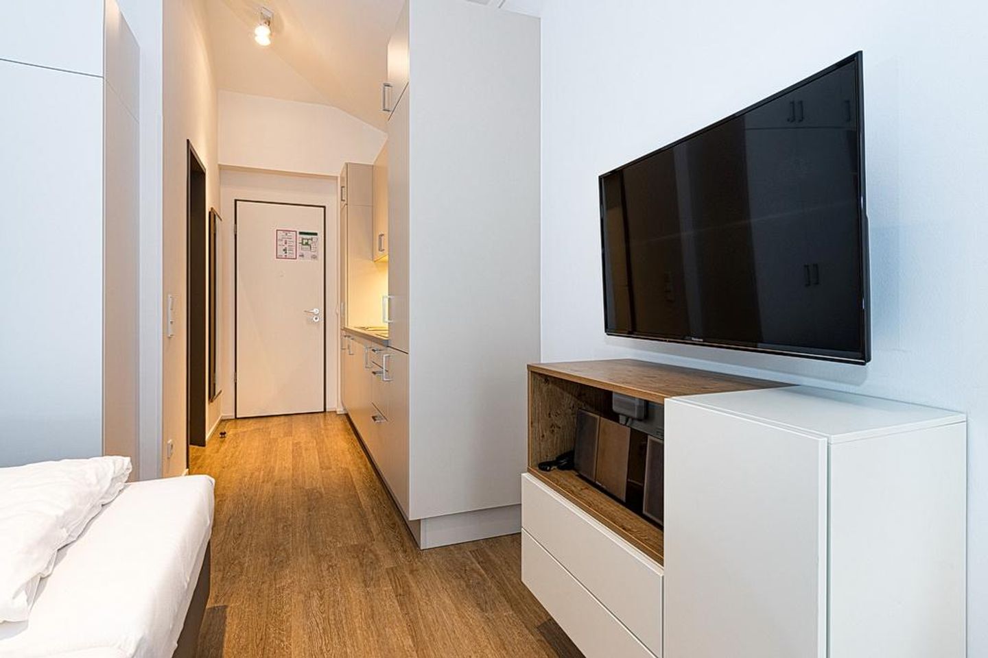 Apartmentvilla Anna See Apartmentvilla Anna See 3-03 Langeoog - Wohn-Schlafbereich mit Küchenzeile und TV