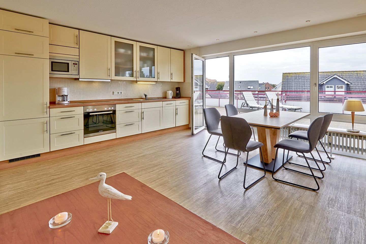 Oberlin Oberlin 15-1-2 Borkum - Wohn-/Essbereich mit Küchenzeile