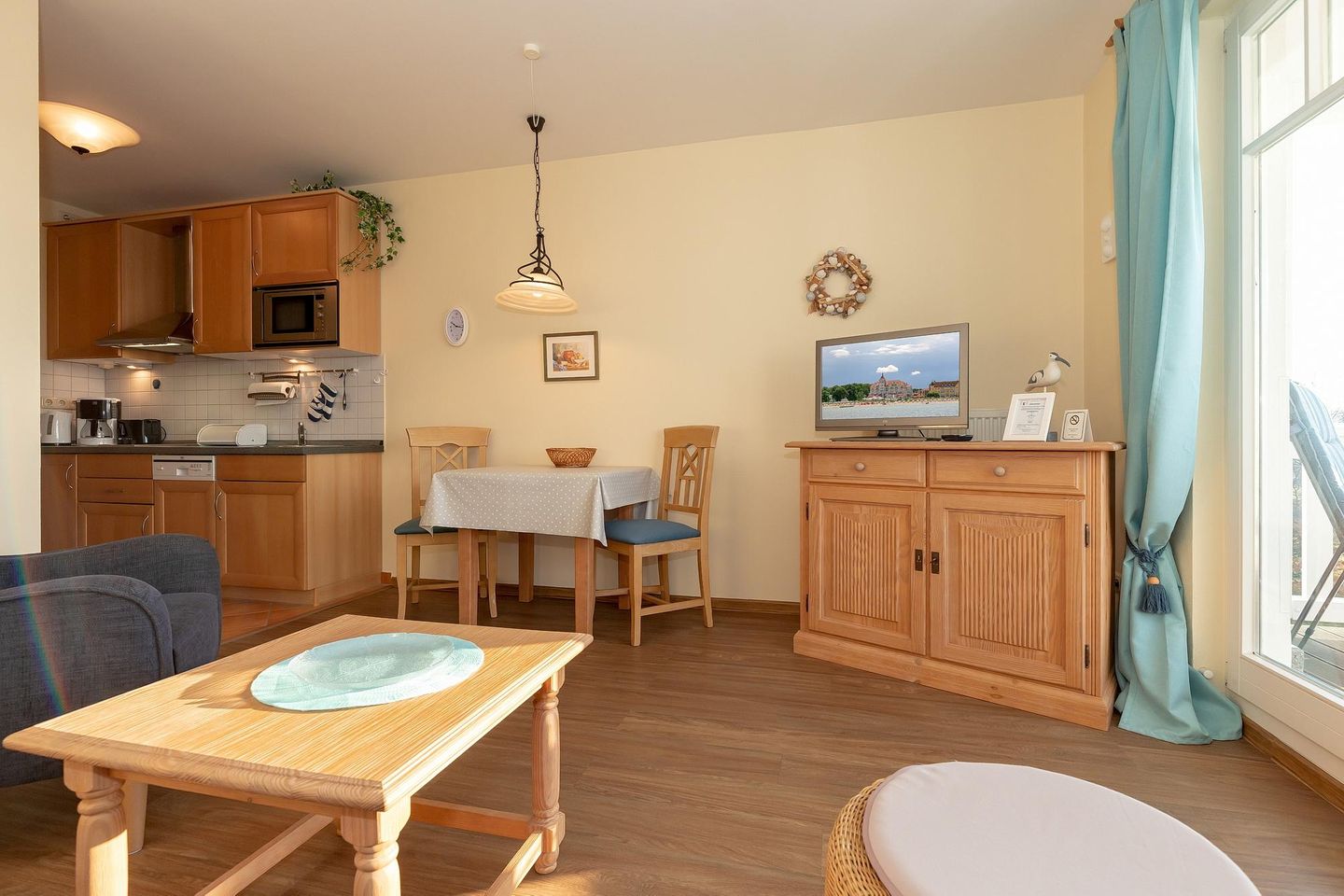 Meeresblick Meeresblick 307 Kühlungsborn - Wohn-Essbereich mit Couch und Flatscreen-TV