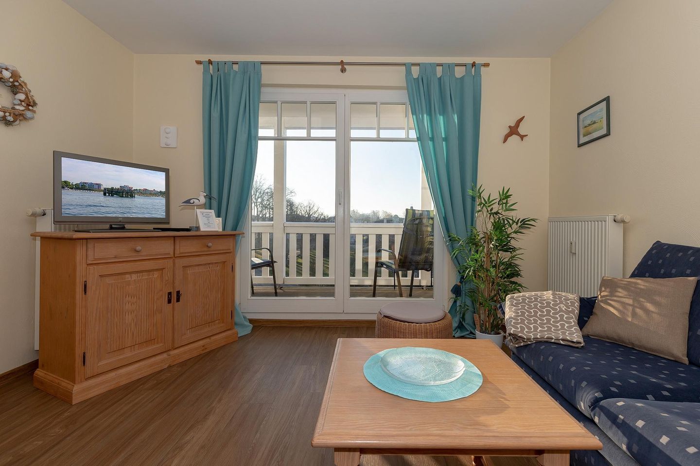 Meeresblick Meeresblick 307 Kühlungsborn - Wohn-Essbereich mit Couch und Flatscreen-TV